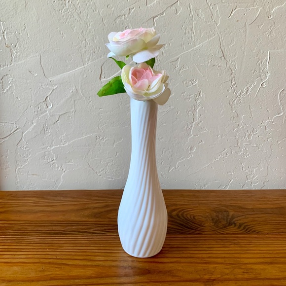 Vintage E.O. Brody Milk Glass Vase – Ribbed Swirl Pattern, USA 153 - Picture 2 of 10